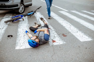 Yaralı bisikletçi ve araba şoförüyle trafik kazası.