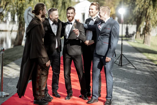 Actores de cine en la alfombra roja al aire libre —  Fotos de Stock