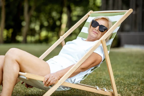 Mulher sênior no solário ao ar livre — Fotografia de Stock