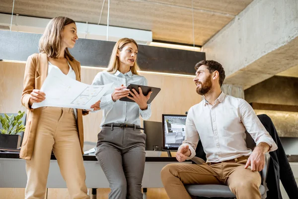 Personas que trabajan en proyectos arquitectónicos en la oficina — Foto de Stock