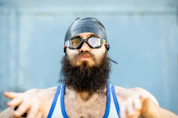 Sarı arka planda tuhaf bir yüzücünün portresi — Stok fotoğraf