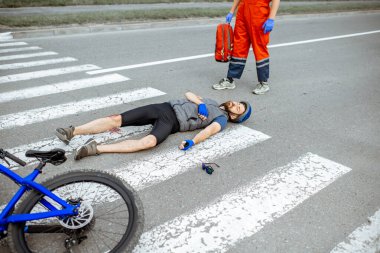 Yaralanan bisikletçi ve doktorla trafik kazası