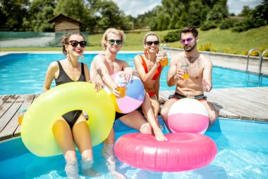 Arkadaşlar yüzme havuzunda eğleniyor.