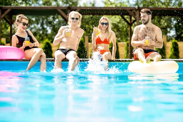 Groupe d'amis heureux sur la piscine — Photo