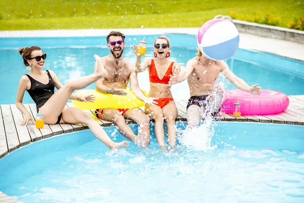 Друзья развлекаются в бассейне — стоковое фото