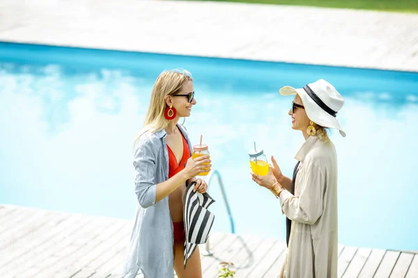 Namoradas na piscina ao ar livre — Fotografia de Stock