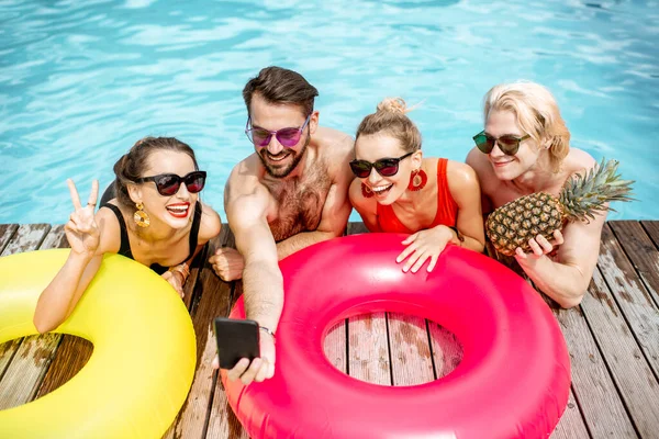 Amis sur la piscine en plein air — Photo