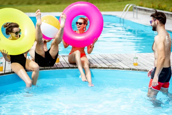 Amigos divirtiéndose en la piscina — Foto de Stock