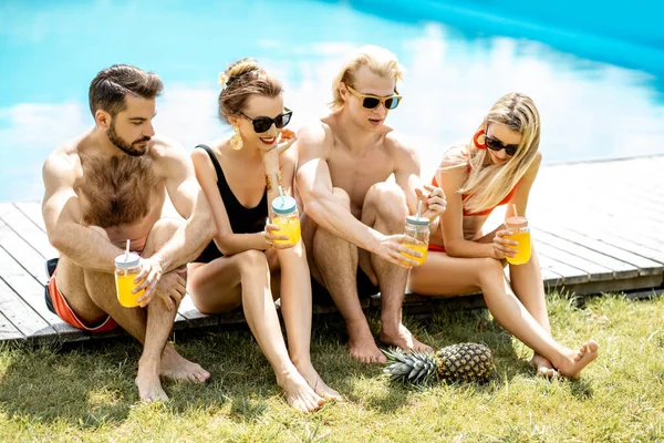 Groupe d'amis heureux sur la piscine — Photo