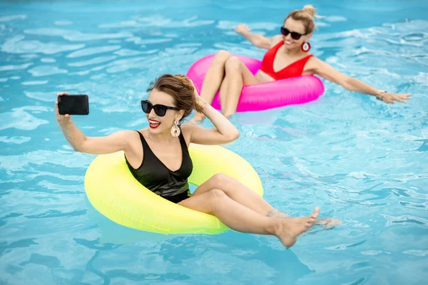 Vrouwen in het zwembad — Stockfoto