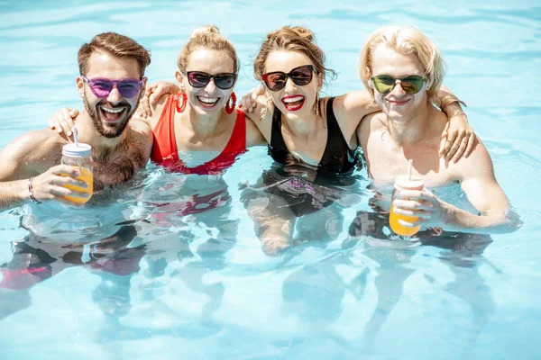 Skupina šťastných přátel v bazénu — Stock fotografie