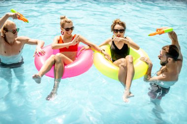 Yüzme havuzunda oynayan arkadaşlar