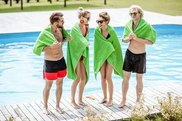 Amis près de la piscine en plein air — Photo