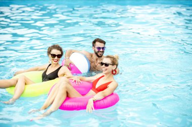 Yüzme havuzundaki arkadaşlar.