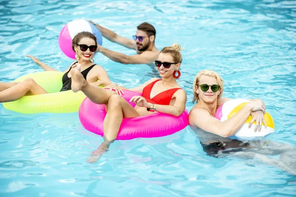 Friends in the swimming pool — Stock Photo, Image