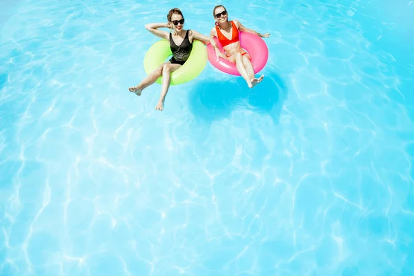 Mulheres na piscina outdooors — Fotografia de Stock