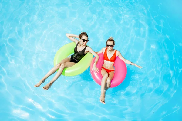 Mulheres na piscina outdooors — Fotografia de Stock