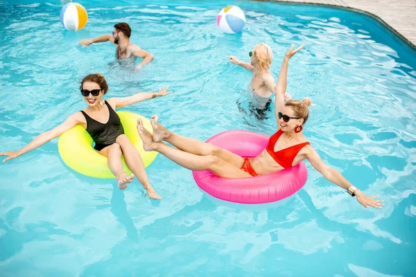 Amigos na piscina — Fotografia de Stock