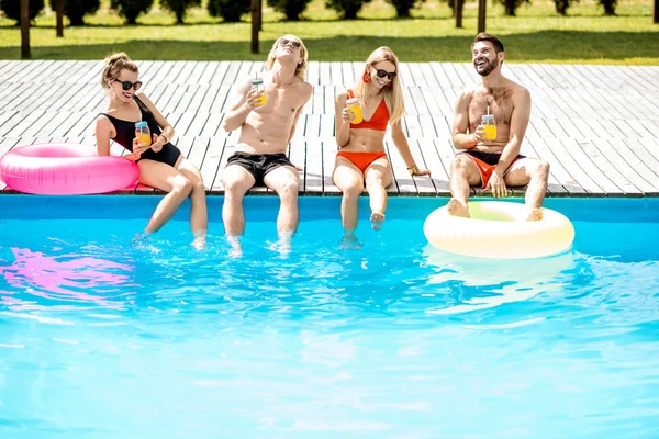 Gruppo di amici felici sulla piscina — Foto Stock