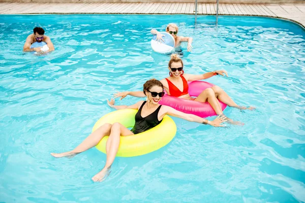 Amigos na piscina — Fotografia de Stock