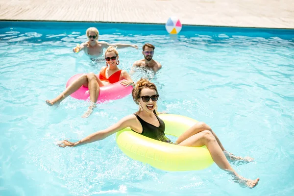Amici che giocano in piscina — Foto Stock