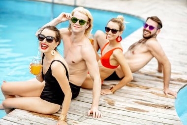 Yüzme havuzundaki arkadaşlar.