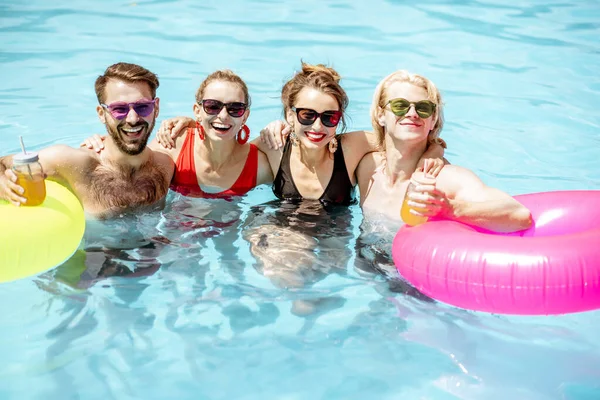 Skupina šťastných přátel v bazénu — Stock fotografie