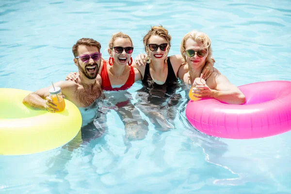 Groupe d'amis heureux dans la piscine — Photo