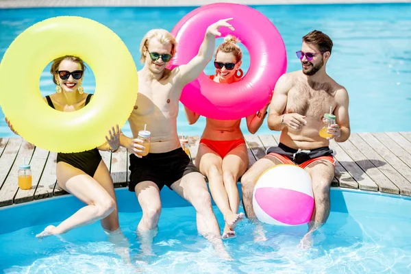 Amigos divirtiéndose en la piscina — Foto de Stock