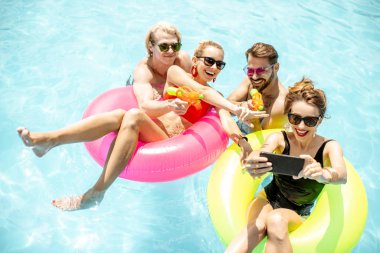 Yüzme havuzunda oynayan arkadaşlar