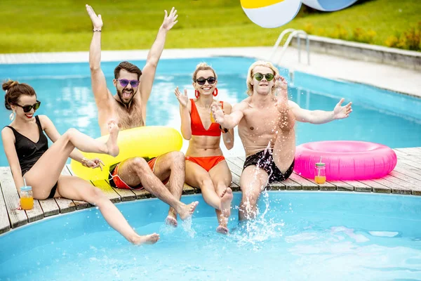 Friends having fun on the swimming pool — Stock Photo, Image