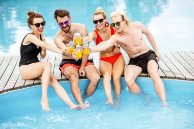 Yüzme havuzunda bir grup mutlu arkadaş