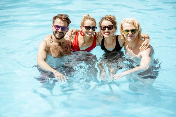 Grupo de amigos felizes na piscina — Fotografia de Stock