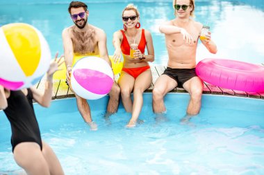 Arkadaşlar yüzme havuzunda eğleniyor.