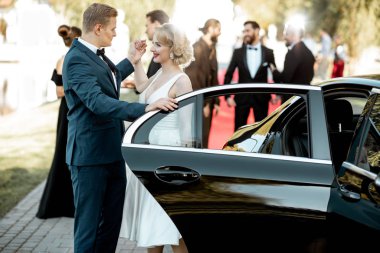 Oyuncular ödül törenine geliyor.