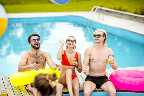 Des amis qui s'amusent sur la piscine — Photo