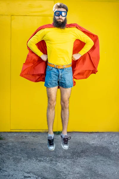 Retrato do Super-Homem no fundo amarelo — Fotografia de Stock