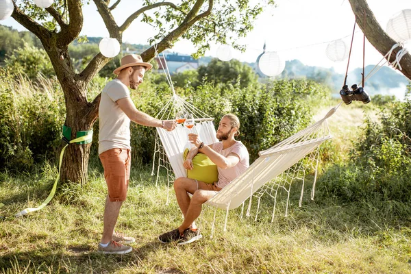 Männer, die im Garten reden — Stockfoto