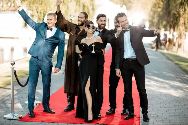 Acteurs du film sur le tapis rouge à l'extérieur — Photo