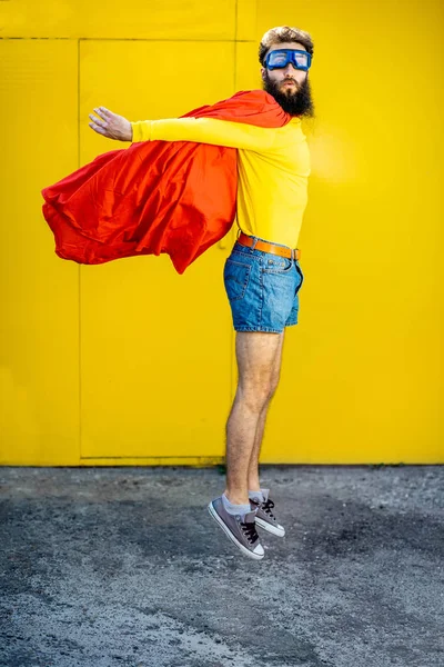 Retrato do Super-Homem no fundo amarelo — Fotografia de Stock