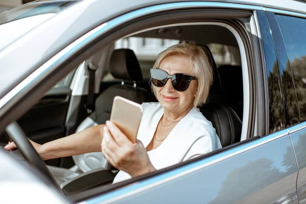 Motorista sênior no carro — Fotografia de Stock