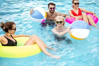 Yüzme havuzundaki arkadaşlar.