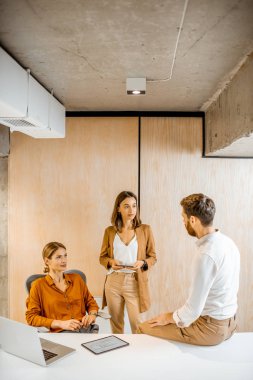 Ofiste gayri resmi konuşma.