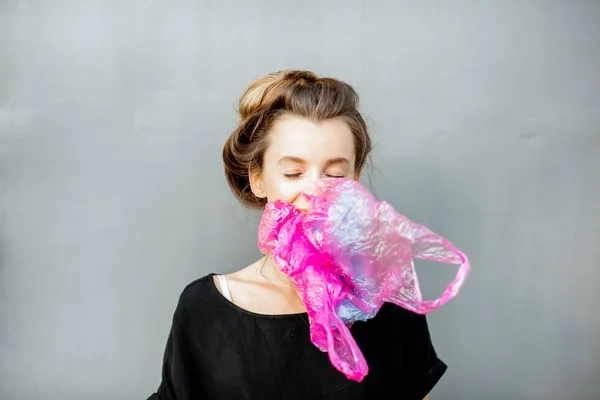 Plastik torbalardan boğulan bir kadının kavramsal portresi. — Stok fotoğraf
