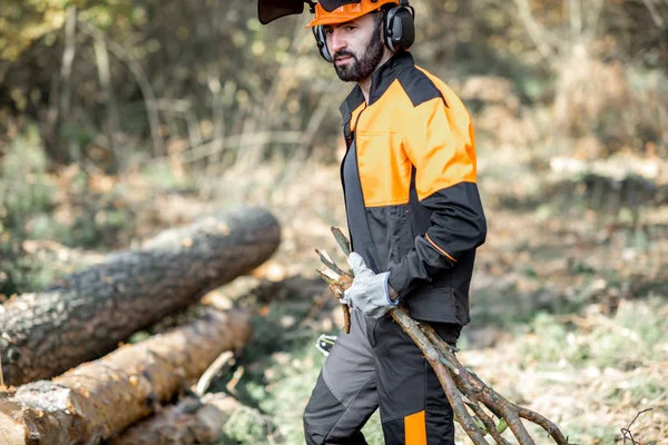 Professional lumberjack logging in the forest — Stock Photo, Image