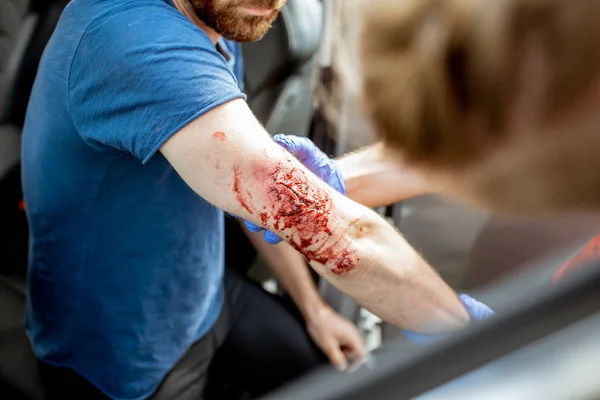 Medic examining victim after the accident — Stok fotoğraf