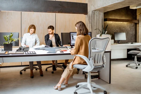 Ontwerpers werken op de computers in het kantoor — Stockfoto