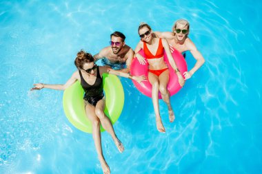 Yüzme havuzundaki arkadaşlar.