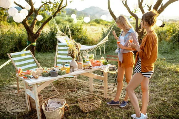 Kızlar bahçede piknik yapıyor. — Stok fotoğraf