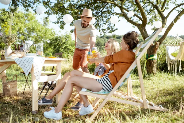 Vänner som har fest i trädgården — Stockfoto